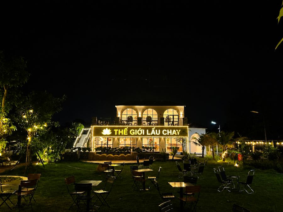 Signage Thế Giới Lẩu Chay đèn vàng - sảnh chính nhà hàng