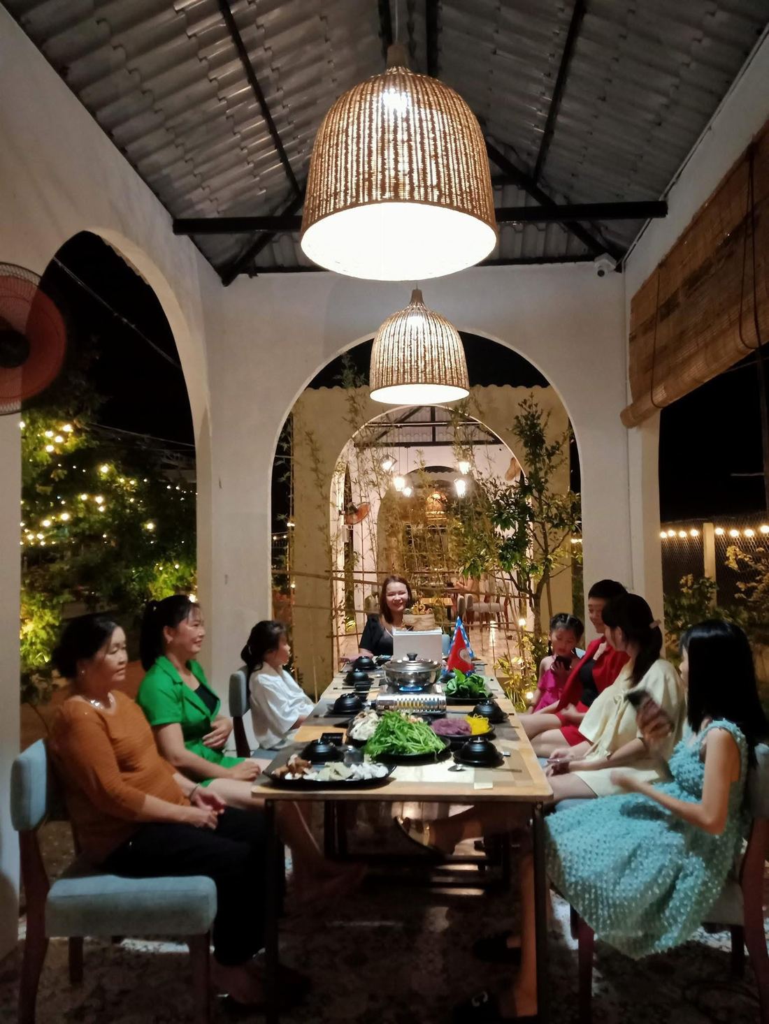 Bữa lẩu chay gia đình tại Thế Giới Lẩu Chay - Sắc Màu Trảng Bàng - không gian arch đèn nan tre đêm