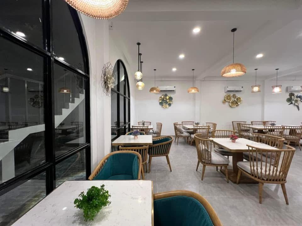 Interior Thế Giới Lẩu Chay - Sắc Màu Trảng Bàng sang trọng - ghế gỗ teal, đèn nan, hoa kim loại