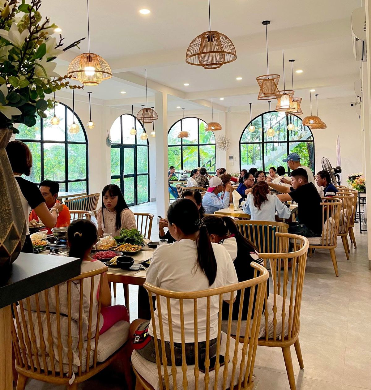 Thế Giới Lẩu Chay - Sắc Màu Trảng Bàng đông khách giờ trưa - không gian arch sáng đèn nan tre
