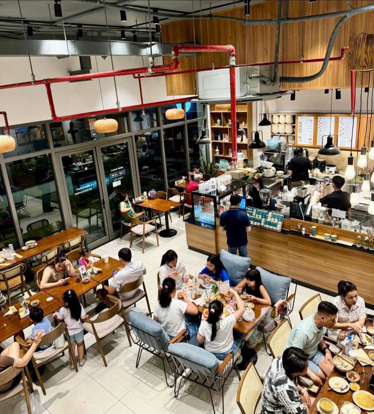 Interior Thế Giới Lẩu Chay - Chay 365 chi nhánh Q7 đông khách bữa tối nhìn từ trên xuống
