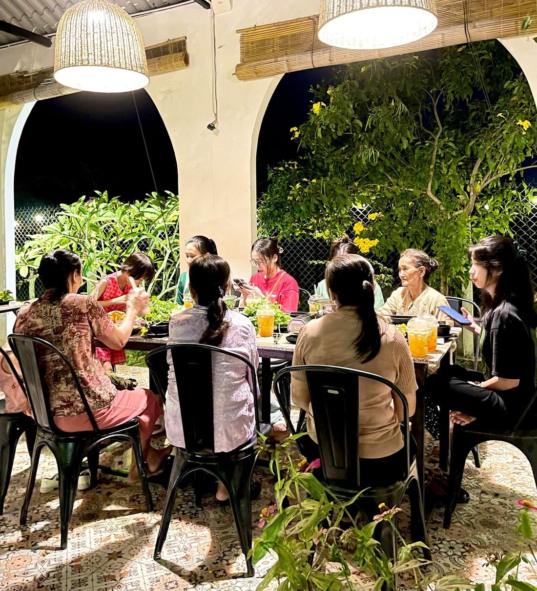 Bữa ăn lẩu chay gia đình tại Thế Giới Lẩu Chay - Sắc Màu Trảng Bàng, không gian arch ngoài trời
