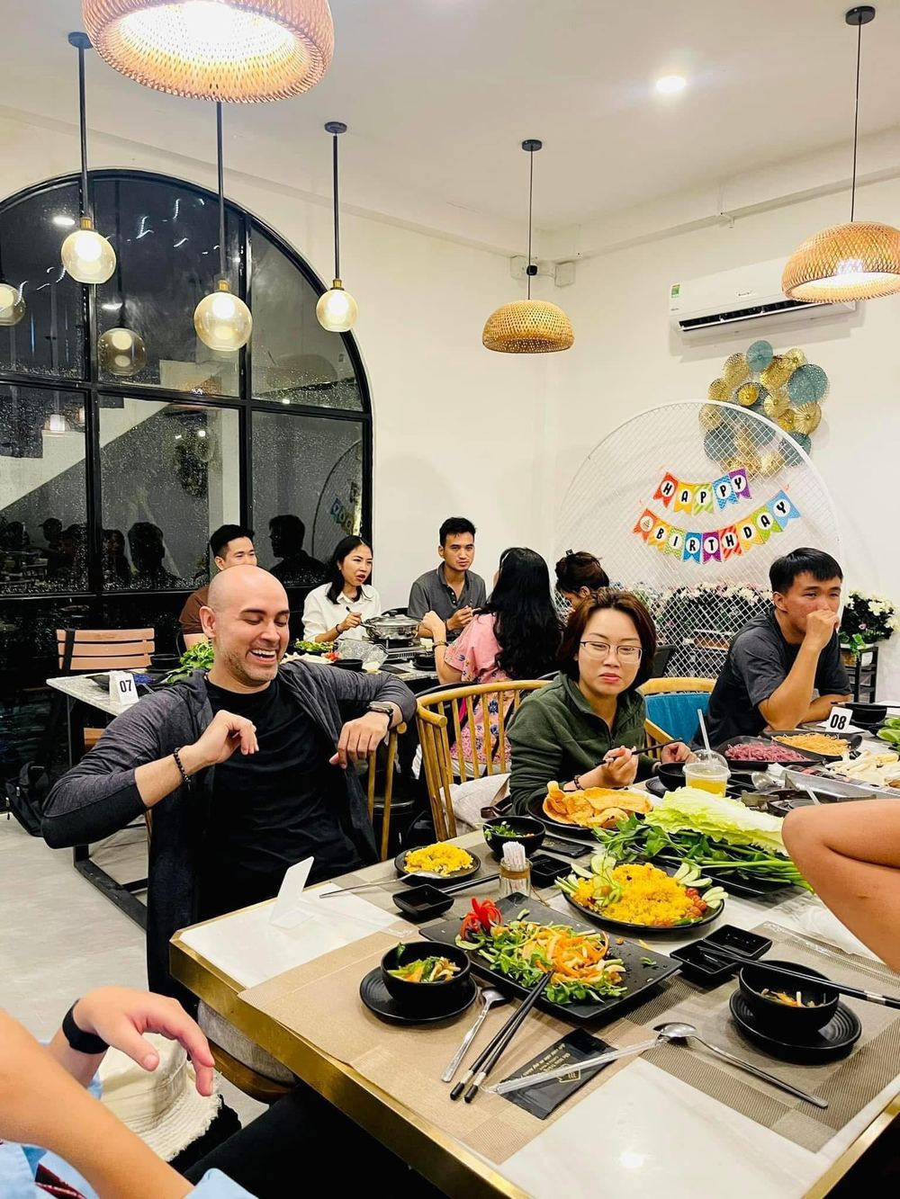 Bữa tiệc tại Thế Giới Lẩu Chay - Sắc Màu Trảng Bàng có khách Việt và quốc tế - không gian sảnh chính